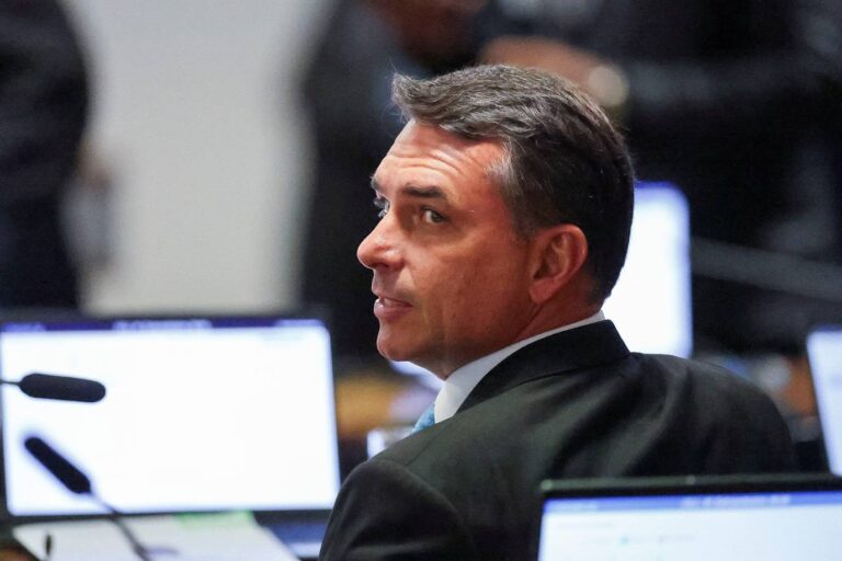 Crise do 'Dark Horse' afeta apoio a Flávio Bolsonaro em eleitorado chave