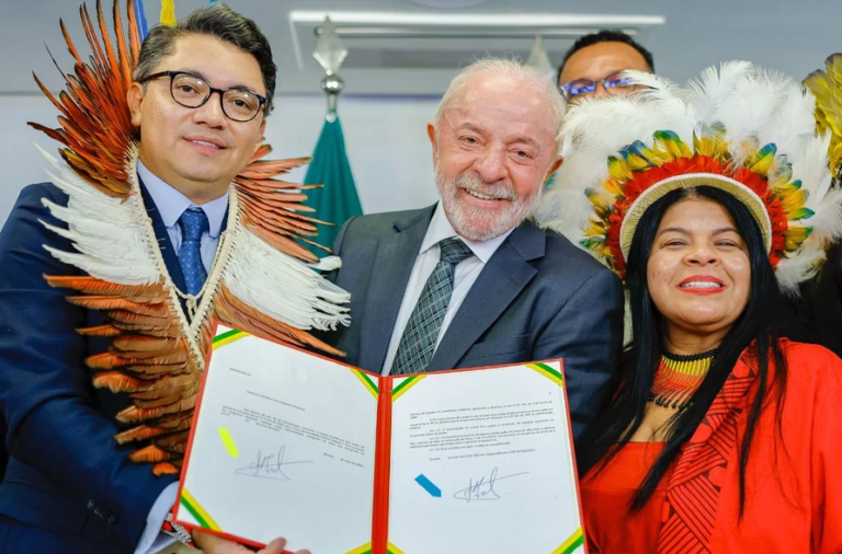 Lula Sanciona 1ª Universidade Federal Indígena e Critica Evasão no ProUni