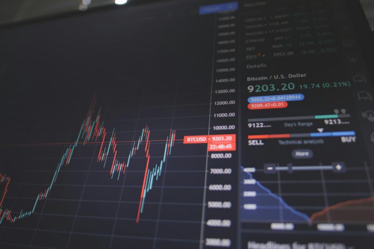 Ibovespa fecha em alta de 1,8% puxado por Petrobras e Vale