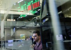 Bolsas globais sobem com queda do petróleo e otimismo em IA
